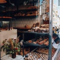 4 Perks of Using Plastic Baking Trays To Display Food Items