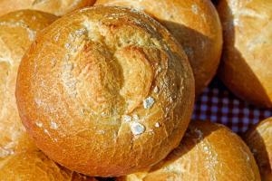 4 Tips on How to Properly Handle and Care for Your Plastic Baking Trays