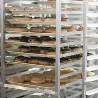 Metal vs Plastic Baking Trays