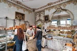 Plastic Tray in Your Bakery Hard To Clean? Not Anymore With These Tips!